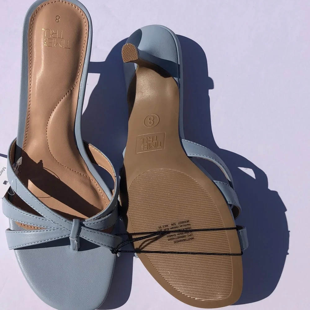 NWT Women’s Light BlueMemory Foam with a Kitten Heel Size 8